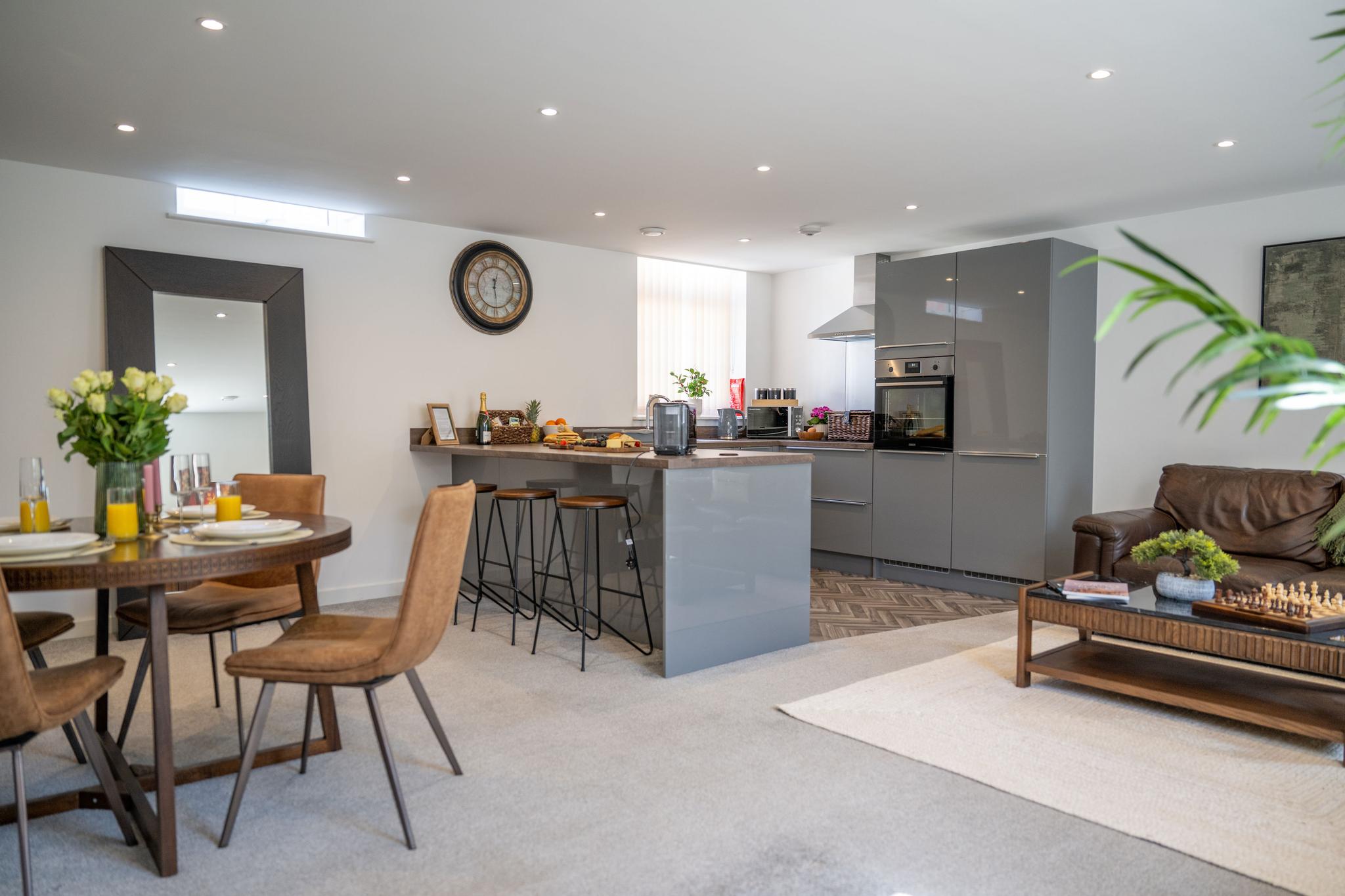 2-Bed Retreat- Gated Parking– Work, Recharge, Stay4