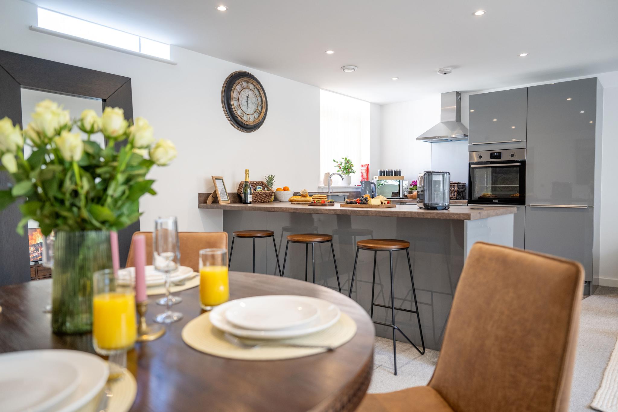 2-Bed Retreat- Gated Parking– Work, Recharge, Stay6